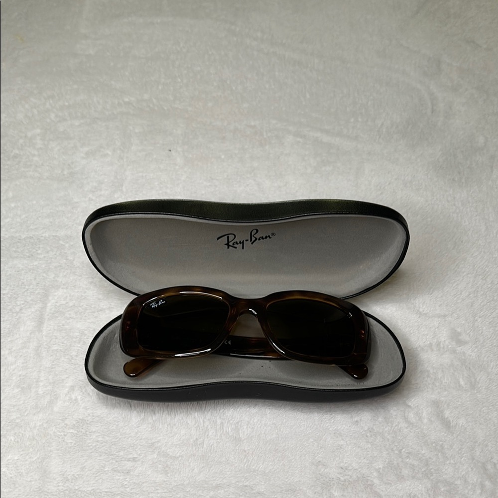 Ray-Ban 4122